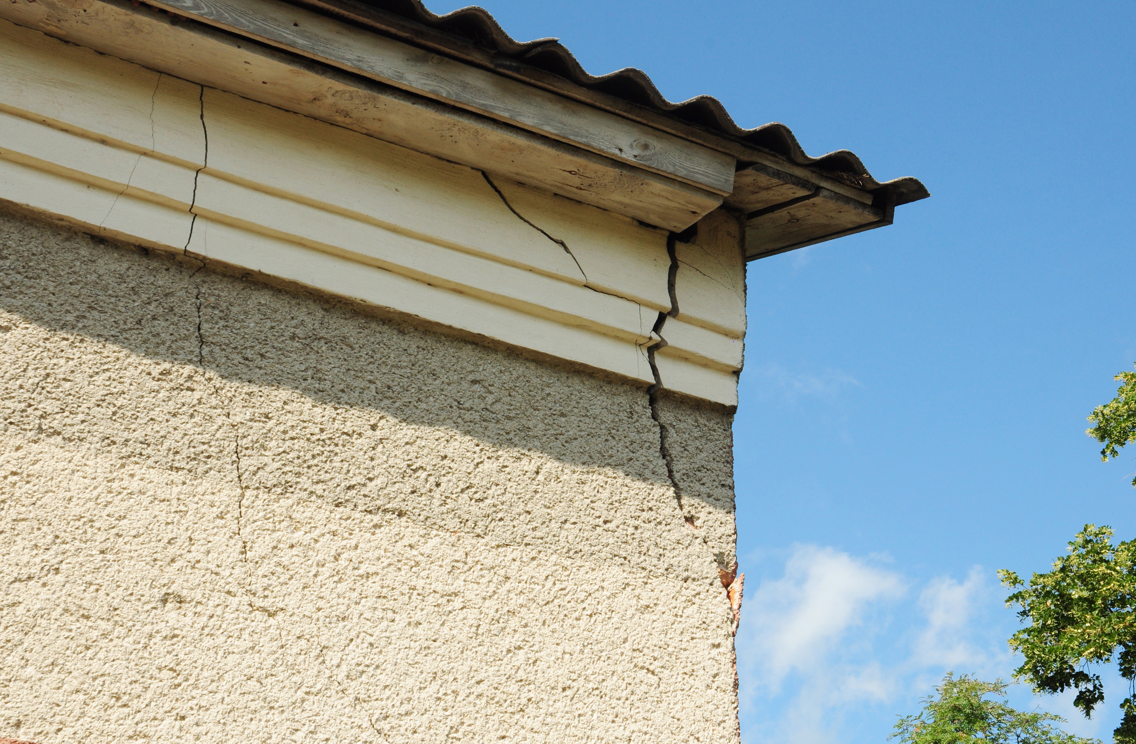 Fissure sur façade maçonnée