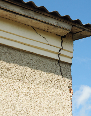 Ravaler une façade en traitant les fissures