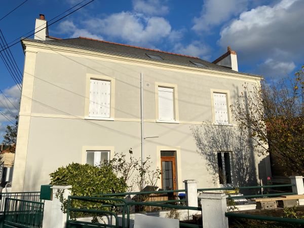 Restauration de façade à la chaux et pierres de Tuffeau