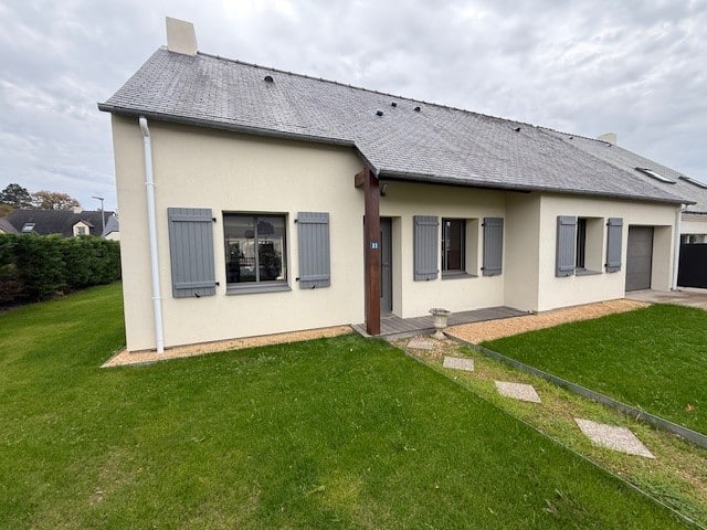 Maison beige n°1, volets gris, toit ardoise et jardin avec allée.